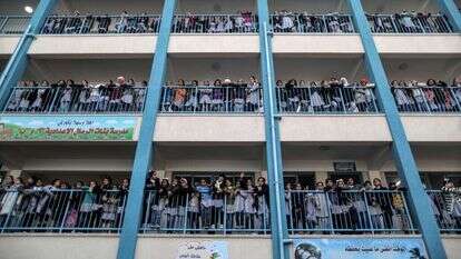 תלמידים פלסטינים בבית ספר של אונר"א ברצועת עזה. | רויטרס תלמידים פלסטינים בבית ספר של אונר"א ברצועת עזה. | רויטרס