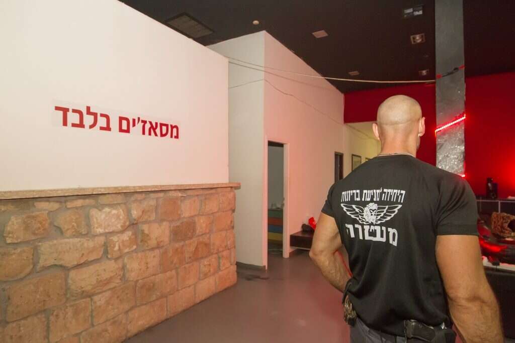 פשיטת משטרה על בית בושת בחיפה. | מישל דוט קום פשיטת משטרה על בית בושת בחיפה. | מישל דוט קום