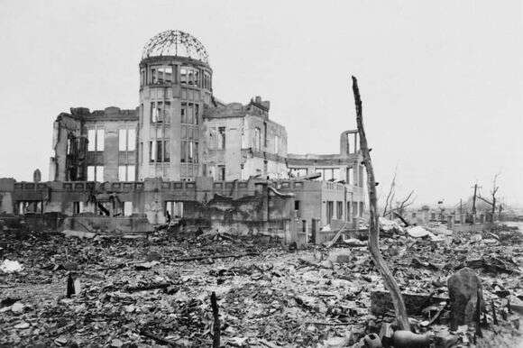 שרידי מוזיאון המדע והתעשייה בהירושמיה, זמן קצר לאחר ההפצצה. | שאטרסטוק