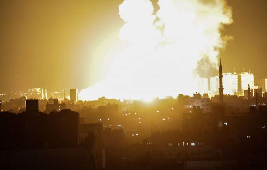 הפצצות צה''ל ברצועה. | EPA הפצצות צה''ל ברצועה. | EPA