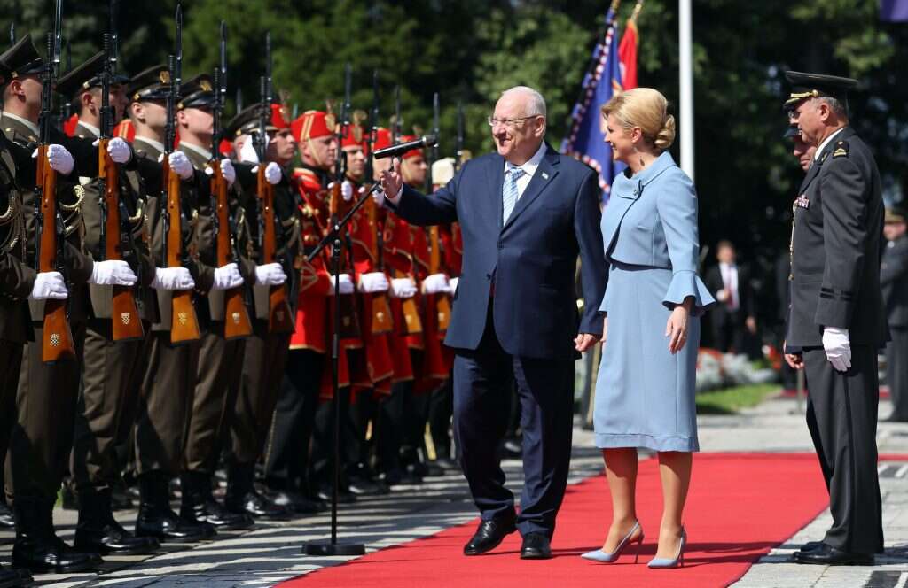 רובי ריבלין בביקור רשמי עם ונשיאת קרואטיה קולינדה גרבר-קיטרוביץ'. | AFP רובי ריבלין בביקור רשמי עם ונשיאת קרואטיה קולינדה גרבר-קיטרוביץ'. | AFP