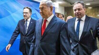 בנימין נתניהו בדרך לישיבת הממשלה. | AFP בנימין נתניהו בדרך לישיבת הממשלה. | AFP