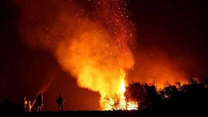 לוחמים בשריפות. | AFP