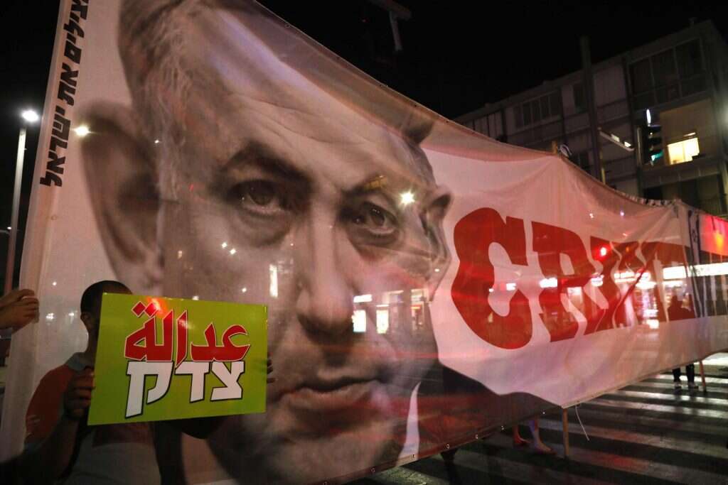 השלט נגד בנימין נתניהו בהפגנה נגד חוק הלאום. | AFP
