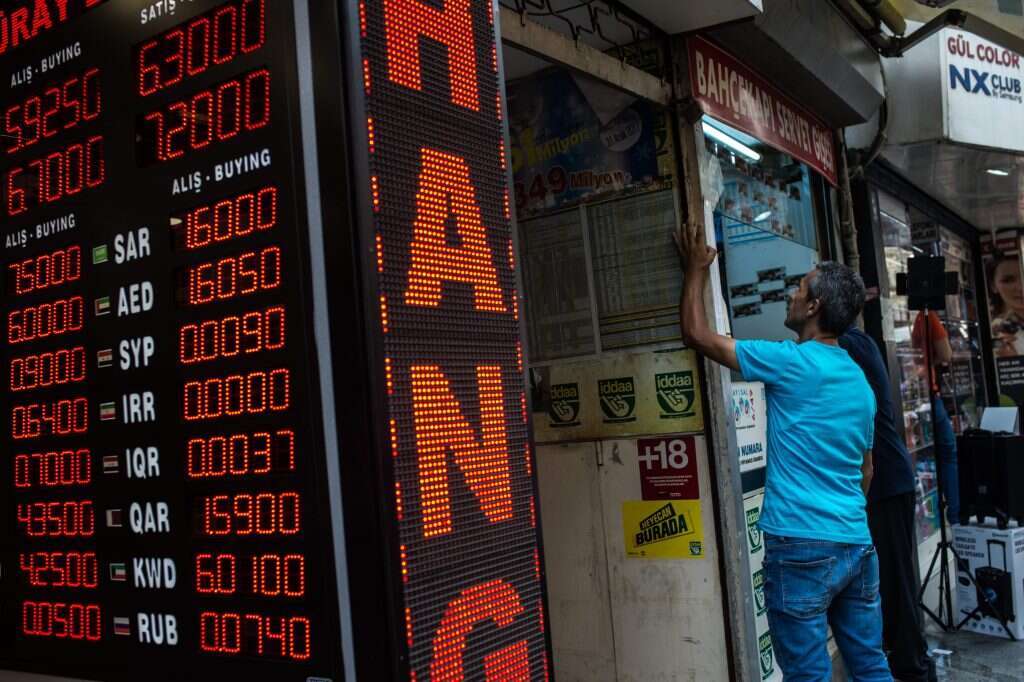 מחליף כספים בטורקיה. | AFP