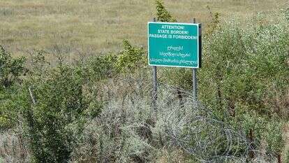 שלט אזהרה לצד גדר תיל שהקימו הכוחות הרוסיים לסימון הגבול הדה-פקטו עם גאורגיה. | AFP