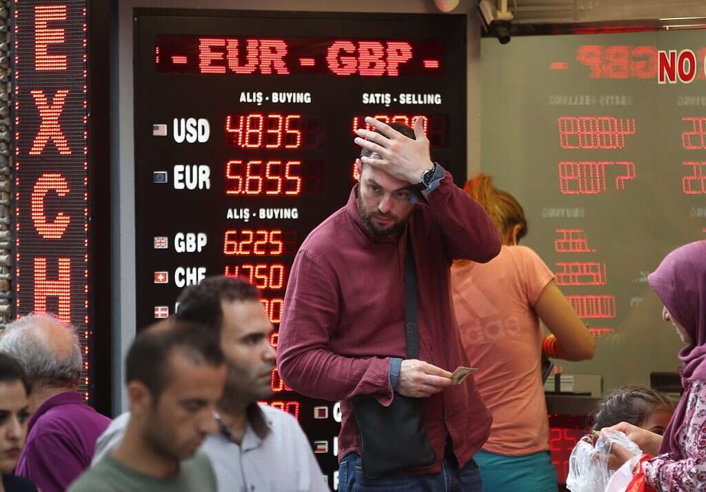 המטבע הטורקי צונח. | EPA המטבע הטורקי צונח. | EPA