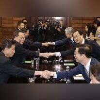 נציגי שתי המדינות בלחיצת ידיים טקסית לאחר ההגעה להסכמה. | EPA