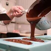 שוקולד בעת ייצורו. | שאטרסטוק