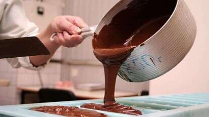 שוקולד בעת ייצורו. | שאטרסטוק