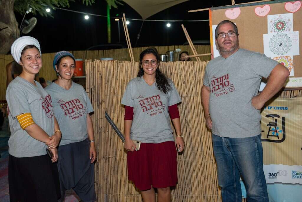 יהושע בן–עטר, מנהל משמרת (מימין). | אייל מרגולין, ג'יני