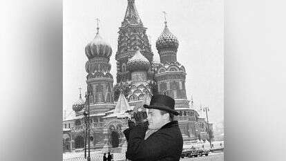 השחקן האמריקני רוברט ווהן, ששיחק דמות מרגל בסדרת טלוויזיה של אן־בי־סי, בביקור בכיכר האדומה, 1965. | AP