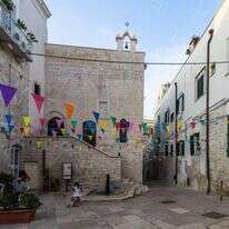 בית כנסת מהמאה ה־16  בטראני, דרום איטליה. הפך לכנסייה וחזר לשמש כבית כנסת לפני כ־20 שנה. | שאטרסטוק