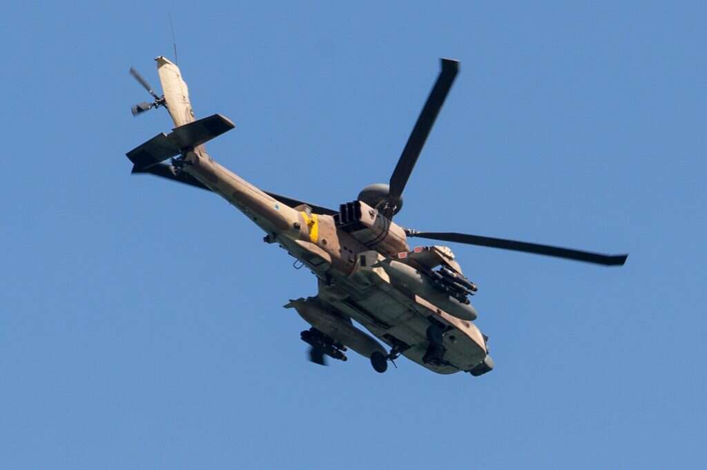 מסוק אפאצ'י. | אנצ'ו גוש-ג'יני