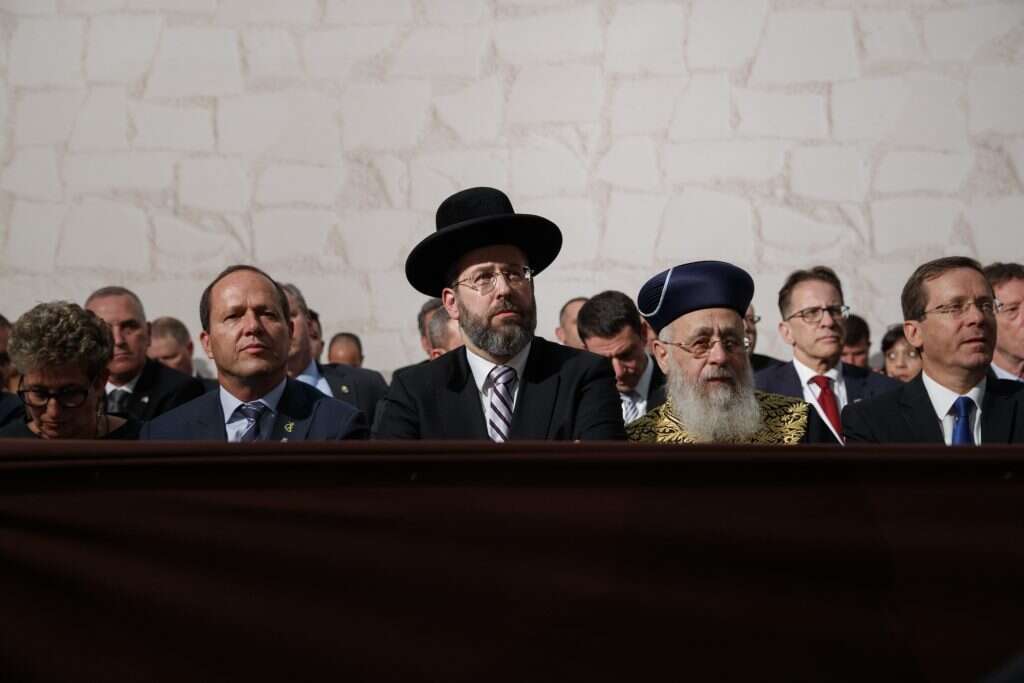 הרבנים יוסף (מימין) ולאו. | AP