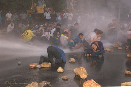 הפגנת תומכי ימין נגד ההסכם בין ישראל לאש"ף. ב | המשטרה מנסה לפזר את המפגינים החוסמים את שדרות רופין בירושלים, בעזרת זרנוקי מים.