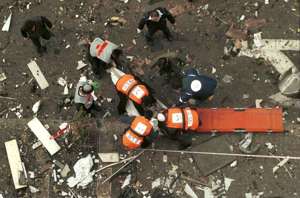 חובשים מפנים את גופתו של אחד מקורבנות פיגוע הטרור השני בקו 18 בירושלים, 03.03.1996. | נתי שוחט, פלאש90