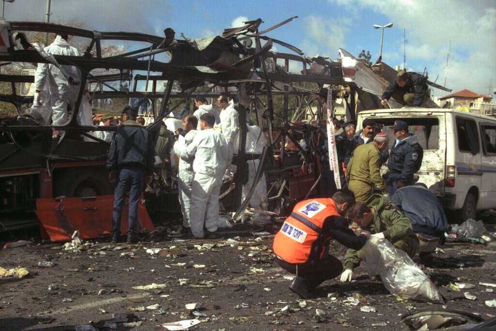 אנשי "חסד של אמת", צוותי חילוץ והצלה מפנים חלקי גופות של הנפגעים הרבים מפיגוע התופת באוטובוס מס' 18 שפוצץ ע"י מחבל טרוריסט מתאבד בצומת שרי ישראל רח' יפו בירושלים, 25.02.1996. | היידי מילנר, לע''מ