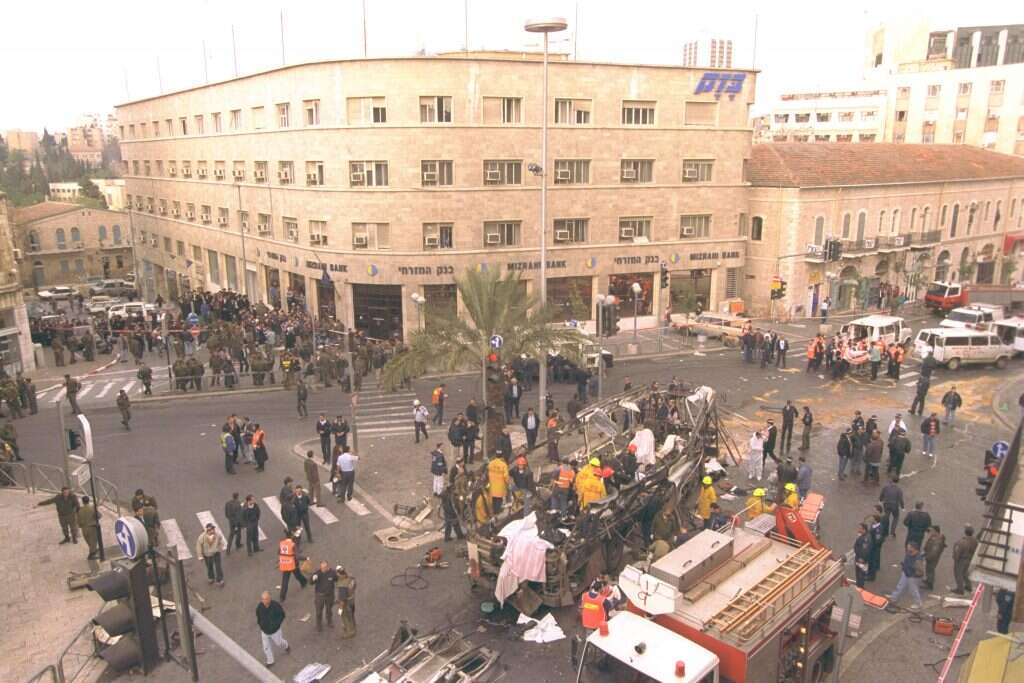 פיגוע רצחני באוטובוס מס' 18 אשר פוצץ ע"י מחבל טרוריסט מתאבד מהחמאס וגרם למותם ולפציעתם של רבים, בצומת הרחובות יפו - שלומציון המלכה בירושלים, 3.3.1996. | אבי אוחיון, לע''מ