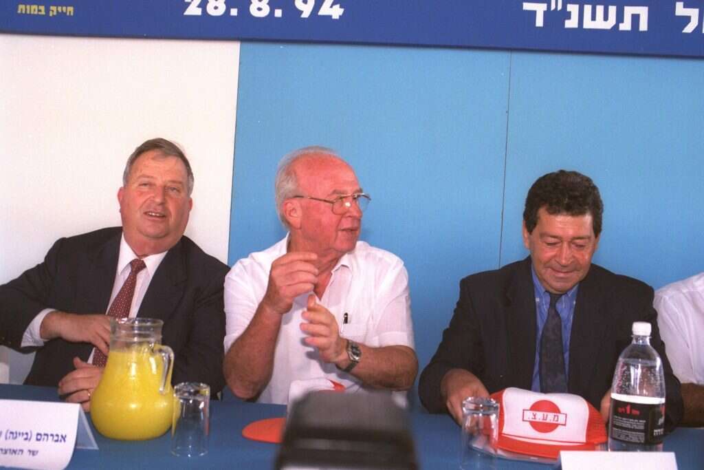 שר השיכון בנימין בן אליעזר, ראש הממשלה יצחק רבין ושר האוצר בייגה שוחט. | צביקה ישראלי, לע''מ