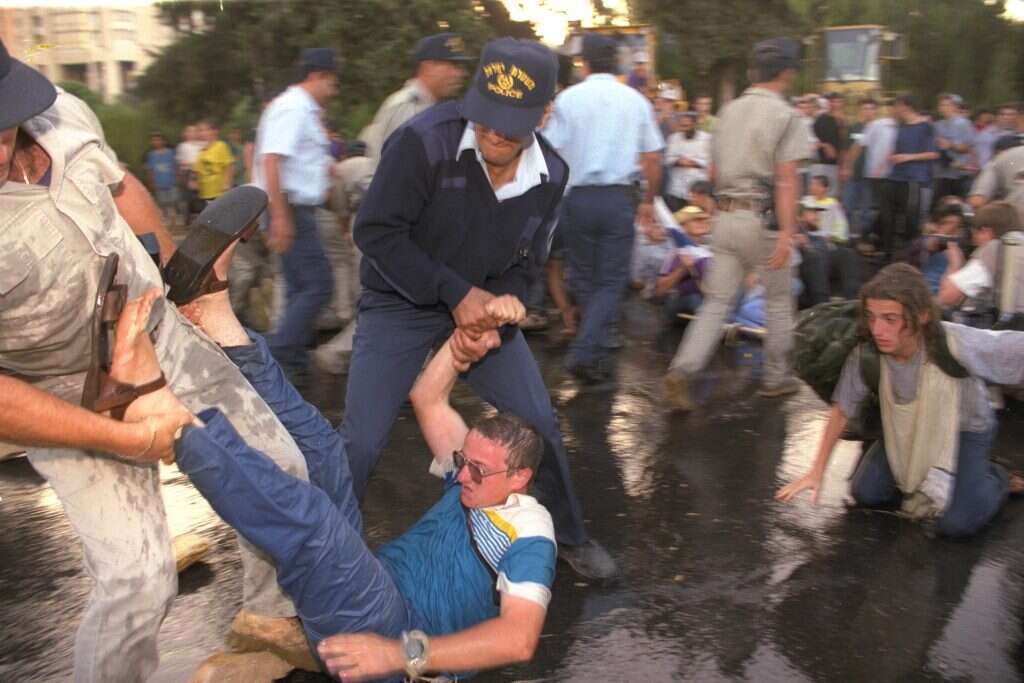 הפגנת תומכי ימין נגד ההסכם בין ישראל לאש"ף. ב | המשטרה עוצרת מפגינים שחסמו כביש בירושלים.
