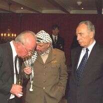 משמאל לימין,יצחק רבין ז"ל משוחח עם יאסר ערפאת לאחר הענקת פרס נובל לשלום באוסלו. משמאל שר החוץ שמעון פרס. | סער יעקב, לע''מ