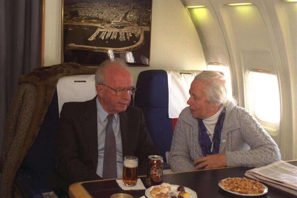 ראש הממשלה יצחק רבין משוחח עם אחותו רחל במטוס, בדרכו לקבלת פרס נובל לשלום. | סער יעקב, לע''מ