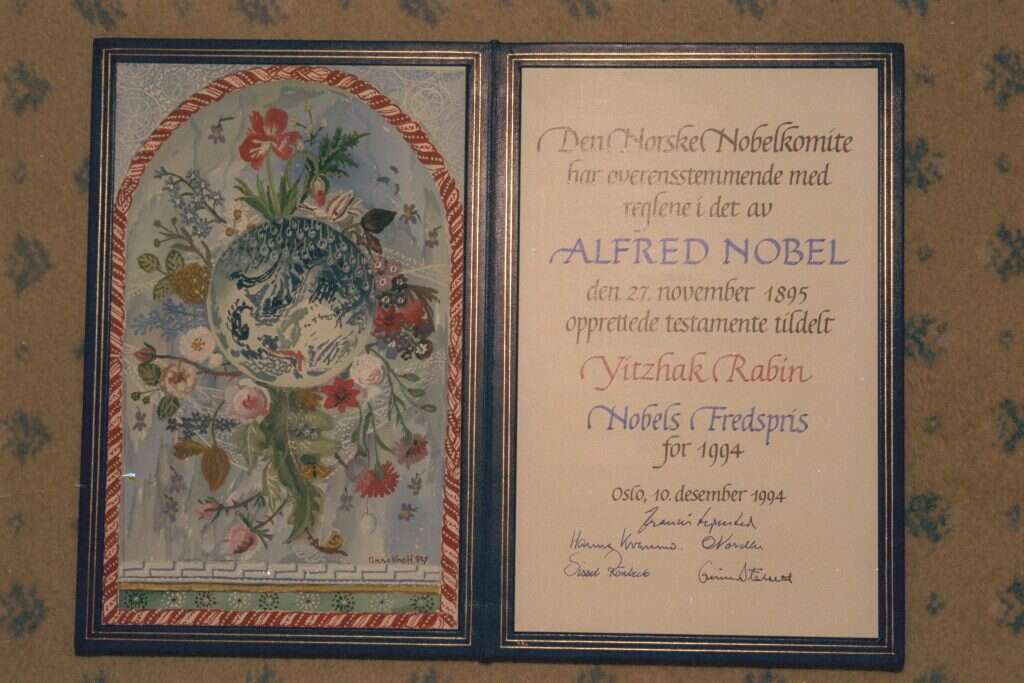 תעודת פרס הנובל שהוענקה לראש הממשלה יצחק רבין באוסלו. | סער יעקב, לע''מ