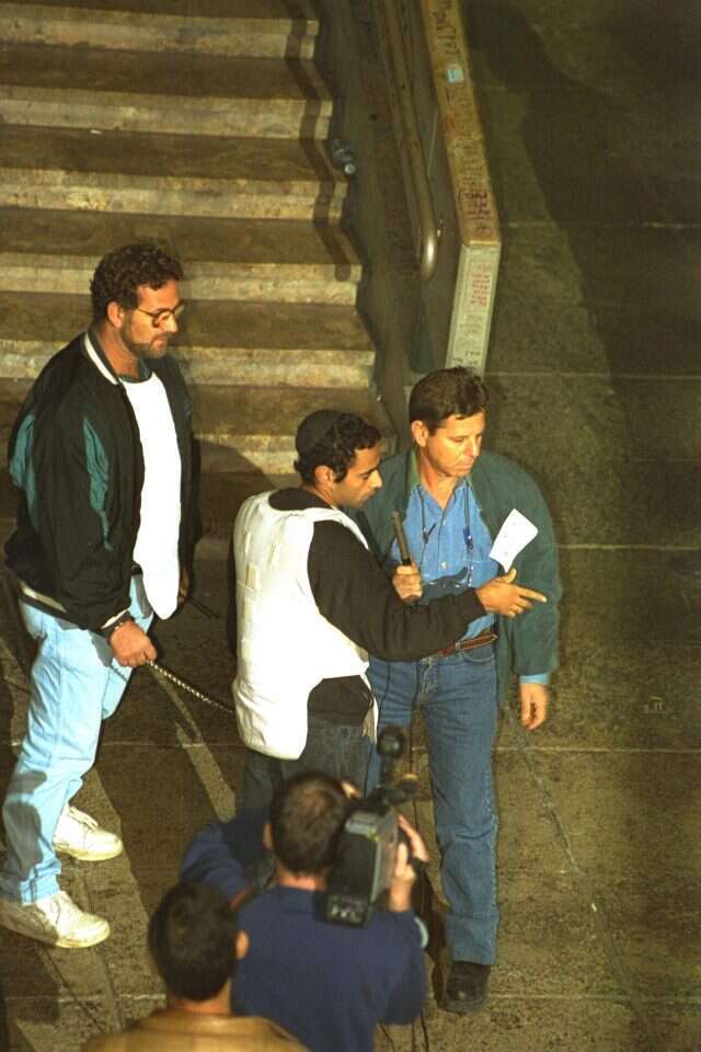 יגאל עמיר משחזר את רצח ראש הממשלה יצחק רבין בכיכר מלכי ישראל. | נתי הרניק, לע''מ