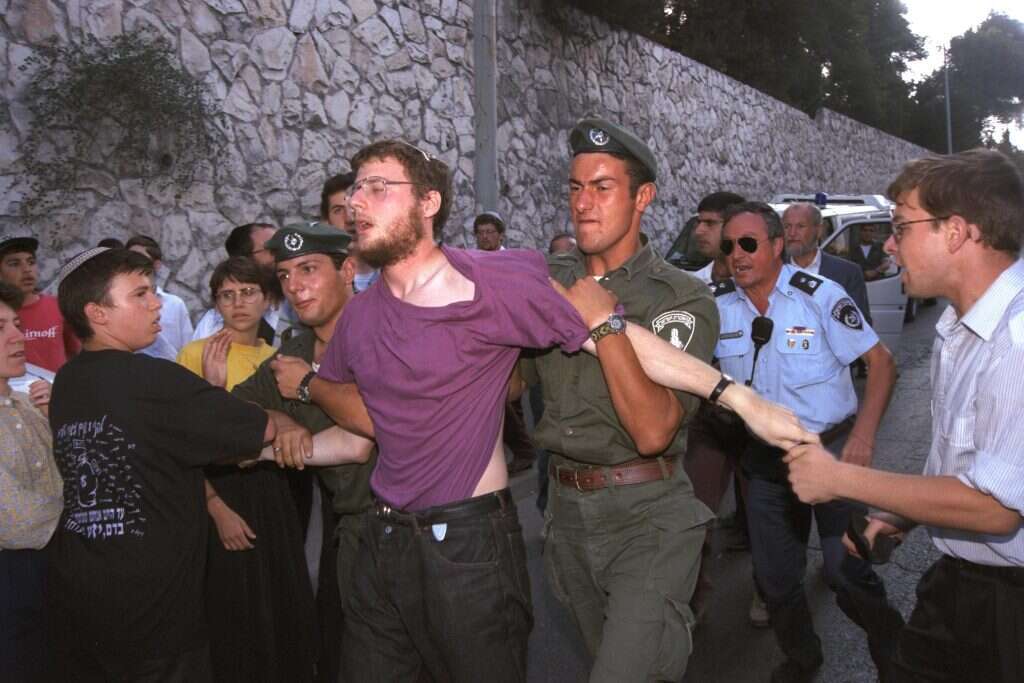 מפגין מהימין נעצר על ידי שוטר משמר הגבול בהפגנה סוערת בצומת הכניסה לירושלים. | אבי אוחיון, לע''מ