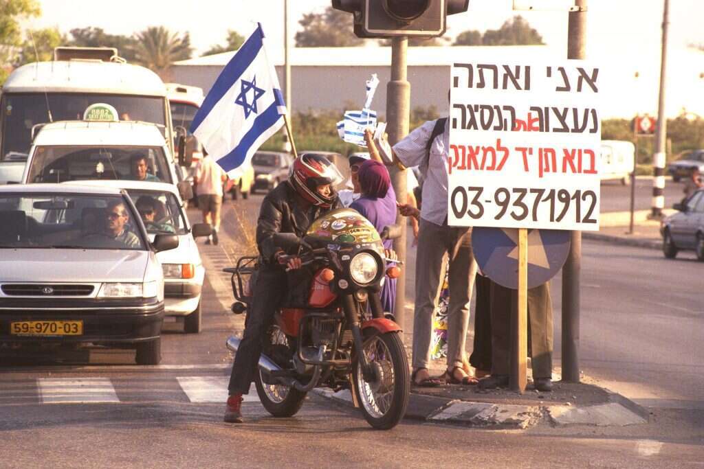 מפגינים מתנועת "זו ארצנו" בצומת בני עטרות, מוחים על מדיניות הממשלה בנושא יו"ש, 08.08.1995. | משה מילנר, לע''מ