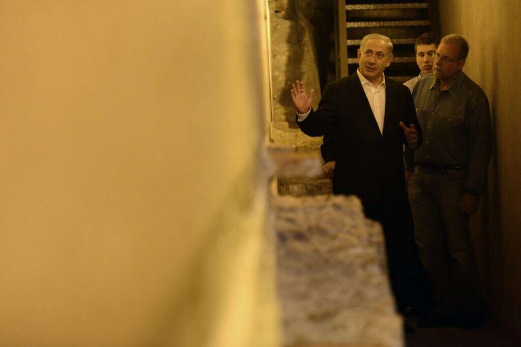בנימין נתניהו במנהרות הכותל. | לע''מ