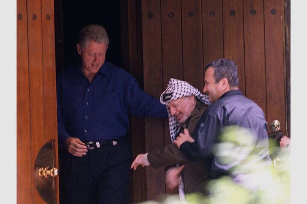 ראש הממשלה אהוד ברק ויאסר עראפת עם ביל קלינטון בפתיחת שיחות "קמפ דיוויד", 11.07.2000. | אבי אוחיון, לע''מ