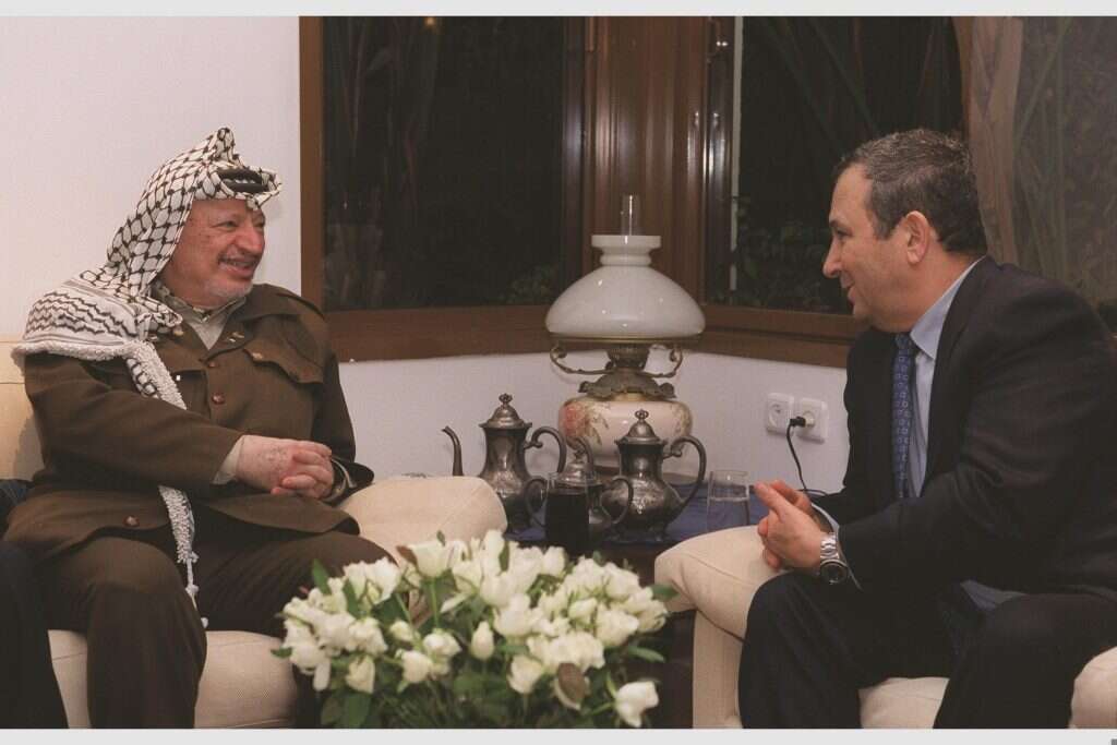 אהוד ברק ויאסר ערפאת בביתו של ברק בכוכב יאיר. | עמוס בן גרשום, לע''מ