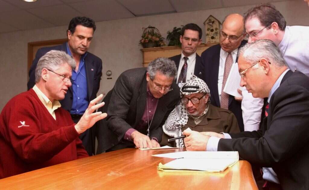 הנשיא קלינטון עם מנהיגי ישראל והרשות הפלסטינית בפסגת ואי, אוקטובר 1998. | גטי אימג'ס