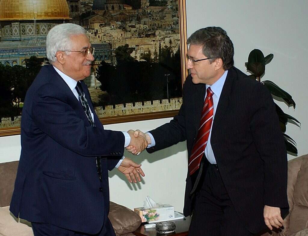 ח"כ הכנסת יוסי ביילין וראש הרש"פ אבו מאזן לוחצים ידיים במוקטעה ברמאללה, 2005. | AP