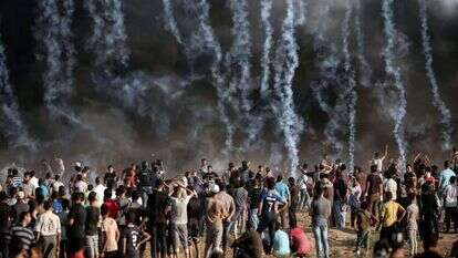 הפגנות על גדר המערכת ברצועת עזה. | AFP הפגנות על גדר המערכת ברצועת עזה. | AFP