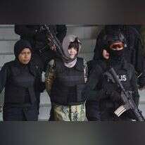 אחת המתנקשות מובלת מבית המשפט. | EPA