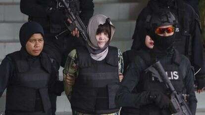 אחת המתנקשות מובלת מבית המשפט. | EPA