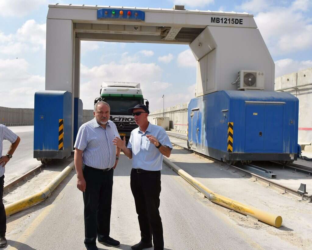 שר הביטחון ליברמן בפתיחת מעבר כרם שלום. | אריאל חרמוני, משרד הביטחון שר הביטחון ליברמן בפתיחת מעבר כרם שלום. | אריאל חרמוני, משרד הביטחון