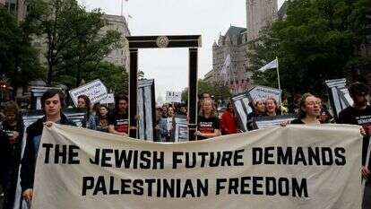 "הם עושים רעש, אי אפשר לקרוא להם תופעה". חברי IfNotNow מפגינים נגד העברת השגרירות האמריקנית לירושלים. | רויטרס