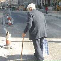 קשיש עם מקל הליכה, אילוסטרציה | מרים צחי