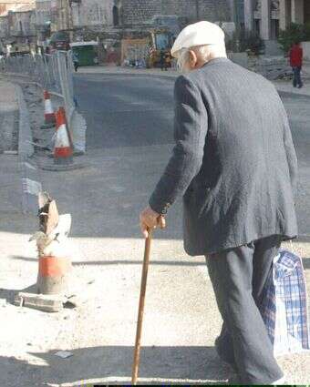 קשיש עם מקל הליכה, אילוסטרציה | מרים צחי