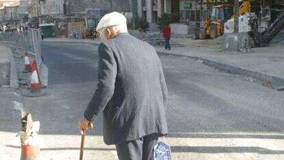 קשיש עם מקל הליכה, אילוסטרציה | מרים צחי