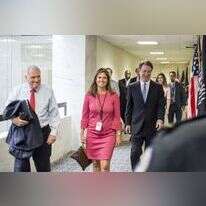 קוואנו בדרכו לפגישה עם הסנאטורית דייאן פיינסטין. | AFP