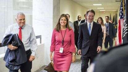 קוואנו בדרכו לפגישה עם הסנאטורית דייאן פיינסטין. | AFP