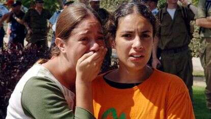 נערות בוכות על הגירוש בנווה דקלים. למצולמות אין קשר לכתבה. | משה מילנר, לע''מ