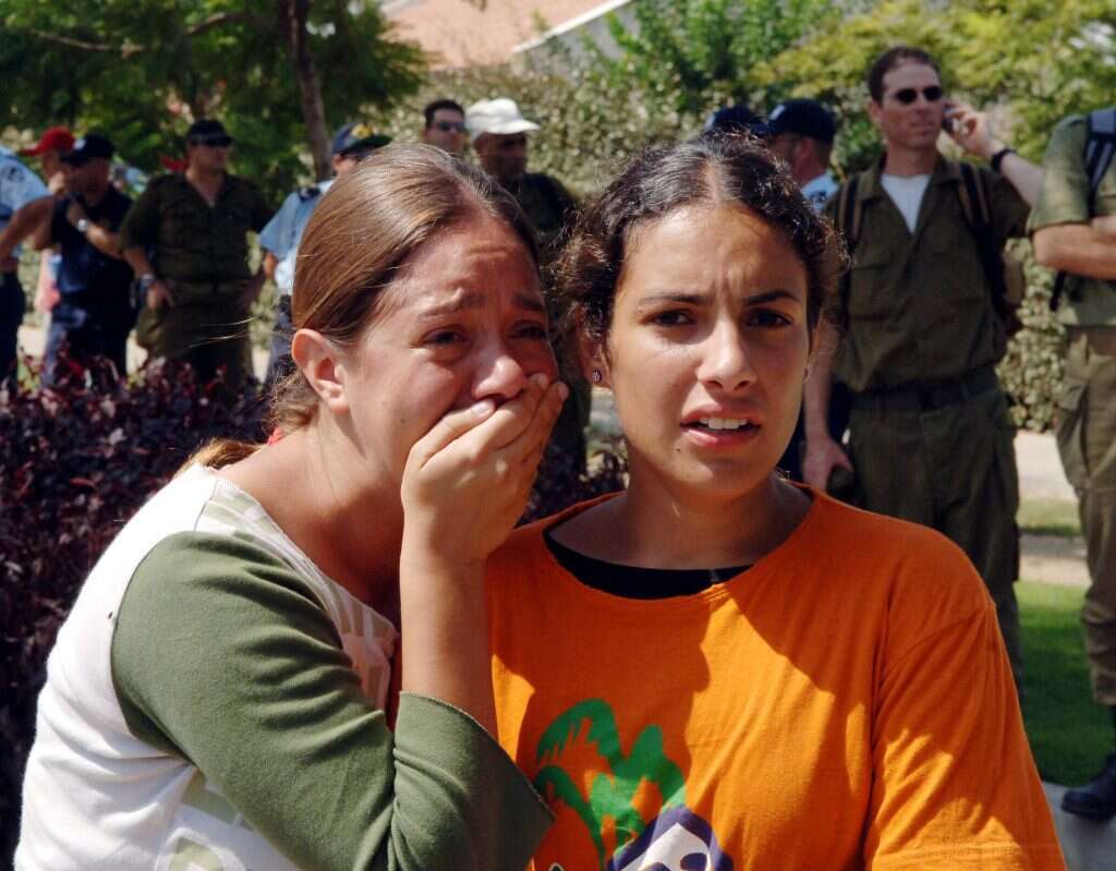 נערות בוכות על הגירוש בנווה דקלים. למצולמות אין קשר לכתבה. | משה מילנר, לע''מ