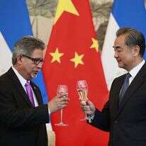 שר החוץ הסיני ומקבילו מאל סלבדור בטקס ייסוד היחסים בין שתי המדינות. | EPA