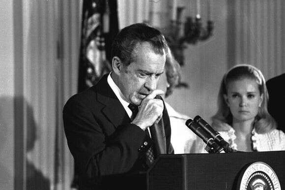 ניקסון נואם לפני התפטרותו. | AP ניקסון נואם לפני התפטרותו. | AP